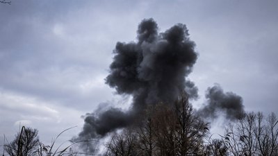 Дим від вибуху у небі