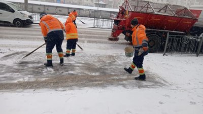 У Києві через прогнозований снігопад обробляють дороги протиожеледними засобами — Кличко