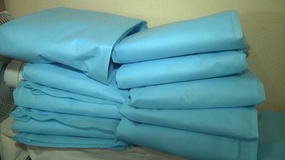 Переселенка з Донецька шиє захисні костюми для медиків