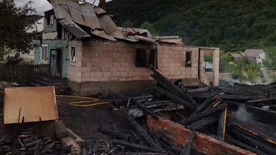 В селі на Закарпатті згорів будинок, автівка та надвірна споруда