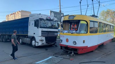 В Одесі зіткнулися трамвай та вантажівка. У вагоні їхали пасажири