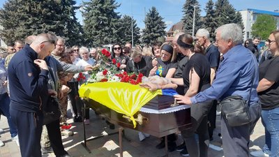 В Одеській області прощалися з військовим, який загинув на Донеччині В Одеській області прощалися з військовим, який загинув на Донеччині