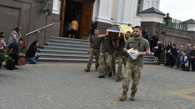 У Луцьку попрощалися з 44-річним військовим Сергієм Давидчуком У Луцьку попрощалися з 44-річним військовим Сергієм Давидчуком