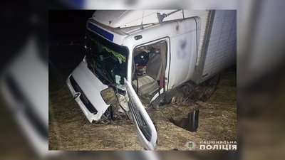 У ДТП на Чернігівщині загинула родина з малолітньою дитиною, зазнав травм водій вантажівки У ДТП на Чернігівщині загинула родина з малолітньою дитиною, зазнав травм водій вантажівки