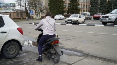 У Борівській громаді російські окупанти розстрілюють транспорт цивільних — селищна рада