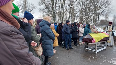 "Він кремінь був". У Лебедині на Сумщині попрощалися із загиблим військовим Богданом Богдановим "Він кремінь був". У Лебедині на Сумщині попрощалися із загиблим військовим Богданом Богдановим