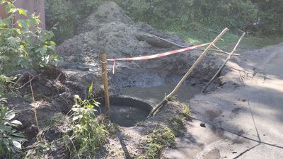 Скид нечистот із аварійного колектора у річку Кам'янка: житомирські екоінспектори відібрали проби води