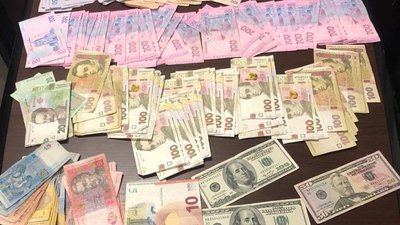 На Закарпатті СБУ затримала чотирьох людей за вимагання грошей На Закарпатті СБУ затримала чотирьох людей за вимагання грошей