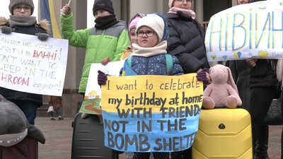 “Хочу слухати казки, а не сирени!”: як у Рівному мами з дітьми акцію влаштували