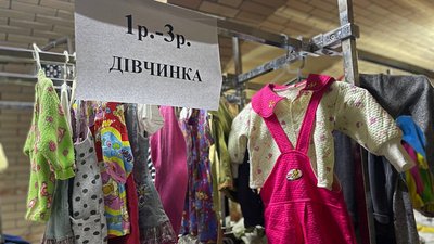Волонтери сортують речі Волонтери сортують речі