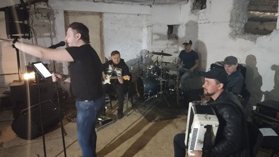 В одному із бомбосховищ міста сумські музиканти влаштували концерт В одному із бомбосховищ міста сумські музиканти влаштували концерт