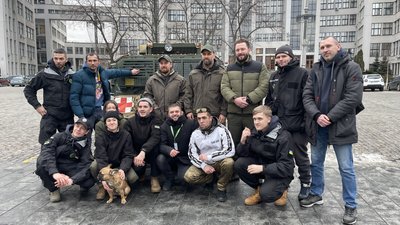 Харківські волонтери передали військовим медикам броньований автомобіль для евакуації поранених Харківські волонтери передали військовим медикам броньований автомобіль для евакуації поранених
