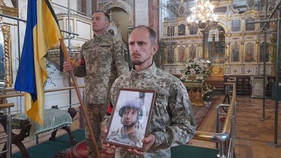 У Луцьку попрощалися з військовими Артемом Асматовим і Русланом Лещенком У Луцьку попрощалися з військовими Артемом Асматовим і Русланом Лещенком