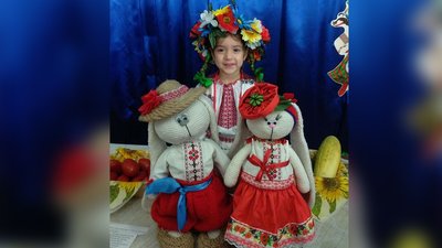 Мама, донька та сини. У Світловодську родина в'яже іграшки та шапки Мама, донька та сини. У Світловодську родина в'яже іграшки та шапки