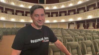 Генеральний директор Херсонського музично-драматичного театру імені Куліша Олександр Книга народився і виріс на Кінбурнській косі, що на Миколаївщині. Більшу частину свого життя та діяльності присвятив Херсонщині, де його й застала повномасштабна війна.