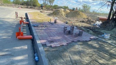 Процес укладання тротуару на вул. Бескидській