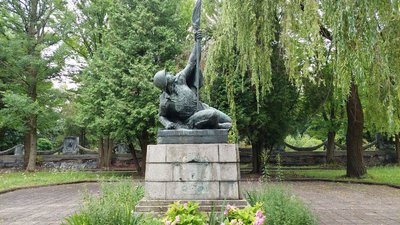 На львівському Пагорбі Слави збереглися три монументи солдатам радянської армії: що з ними буде На львівському Пагорбі Слави збереглися три монументи солдатам радянської армії: що з ними буде