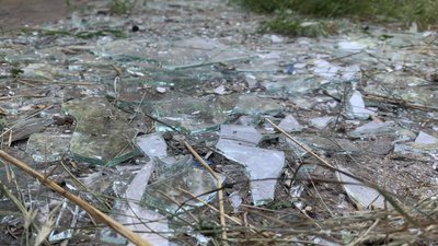 "Двері винесло хвилею": жителі селища Нью-Йорк прибирають наслідки обстрілу "Двері винесло хвилею": жителі селища Нью-Йорк прибирають наслідки обстрілу