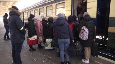 Більше 500 людей евакуювалися потягом із Житомира до Львова Більше 500 людей евакуювалися потягом із Житомира до Львова