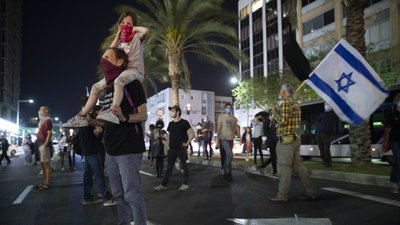 В Ізраїлі люди протестували проти Нетаньяху на відстані два метри один від одного В Ізраїлі люди протестували проти Нетаньяху на відстані два метри один від одного