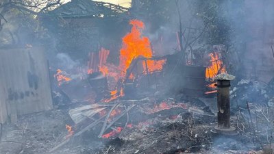 У Чугуївському районі Харківщини від обстрілу РФ 23 серпня спалахнув будинок У Чугуївському районі Харківщини від обстрілу РФ 23 серпня спалахнув будинок