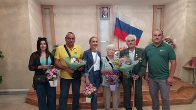 В Енергодарі, що на Запоріжжі, місцеві прихильники РФ отримали російські паспорти В Енергодарі, що на Запоріжжі, місцеві прихильники РФ отримали російські паспорти