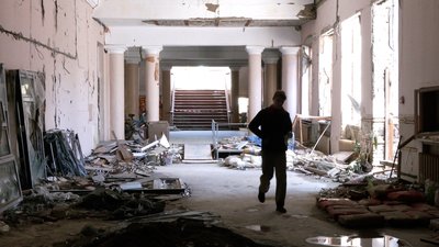 Перша толока: у Чернігові почали розбирати завали та рятувати цінності з молодіжного центру