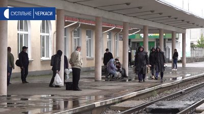 У Черкасах відновили рух залізницею та міжміськими автобусами