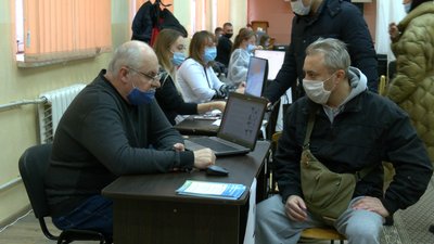 Вакцинація проти COVID-19: як щепленим франківцям допомагають отримати сертифікат в додатку "Дія"