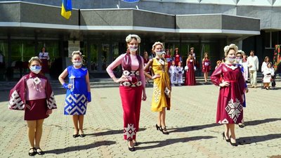 «Бережи українське – носи вишиванку!»: у центрі Дніпра провели показ мод