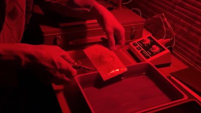 60 років із фотоапаратом: майстер із Рівного продемонстрував створення чорно-білої аналогової світлини 60 років із фотоапаратом: майстер із Рівного продемонстрував створення чорно-білої аналогової світлини