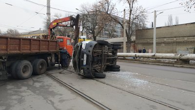 У Харкові трамвай зіткнувся з вантажівкою — автомобіль перекинувся У Харкові трамвай зіткнувся з вантажівкою — автомобіль перекинувся