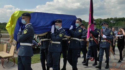 "Сказав, що більше не повернеться": на Полтавщині поховали Миколу Лебідя, що загинув на Донеччині