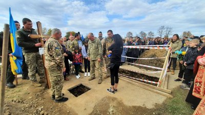 У Долині на Прикарпатті попрощалися із загиблим азовцем Тарасом Лаврівим У Долині на Прикарпатті попрощалися із загиблим азовцем Тарасом Лаврівим