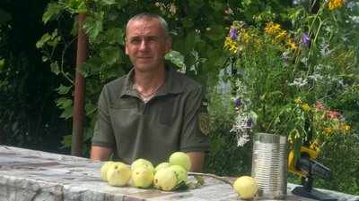 Яблука – гостинці, які воїн повезе побратимам