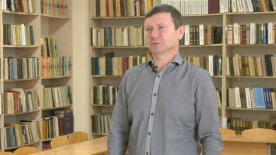 Тропіки і комахи: на Черкащині художник розмалював стіни шкільної бібліотеки Тропіки і комахи: на Черкащині художник розмалював стіни шкільної бібліотеки