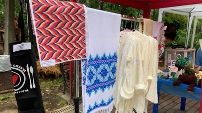 Куплять машини для ЗСУ. У Чернівцях триває благодійний ярмарок Куплять машини для ЗСУ. У Чернівцях триває благодійний ярмарок
