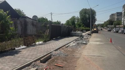 У Житомирі робітники ремонтують тротуари за бюджетні кошти у жилетках з написом прізвища депутата У Житомирі робітники ремонтують тротуари за бюджетні кошти у жилетках з написом прізвища депутата