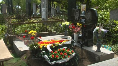 "Ні штучним квітам і вінкам": як і чому у Хмельницькому борються зі штучними квітами на могилах "Ні штучним квітам і вінкам": як і чому у Хмельницькому борються зі штучними квітами на могилах