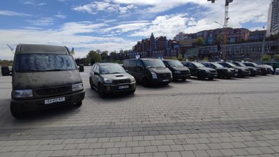 У Дніпрі волонтери передали військовим на передову 22 автомобілі У Дніпрі волонтери передали військовим на передову 22 автомобілі