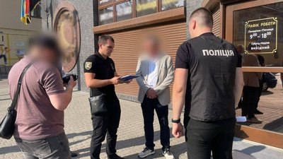 На Закарпатті посадовця та його спільницю підозрюють у привласненні майже 600 тисяч грн