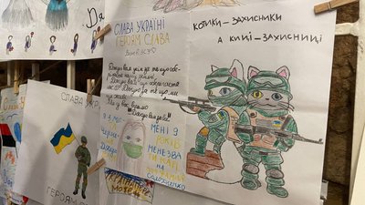 У молодіжному центрі в Чернівцях збирають дитячі листи для захисників та захисниць У молодіжному центрі в Чернівцях збирають дитячі листи для захисників та захисниць