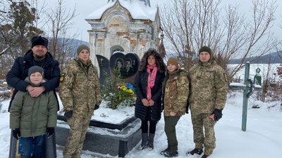 На Тернопільщині відправили панахиду на могилі кіборга В’ячеслава Мельника На Тернопільщині відправили панахиду на могилі кіборга В’ячеслава Мельника
