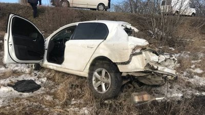 В Новоукраїнському районі автівка врізалася у дерево. Загинув пасажир