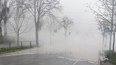 У Києві через прорив труби вулицю залило окропом. Що відомо