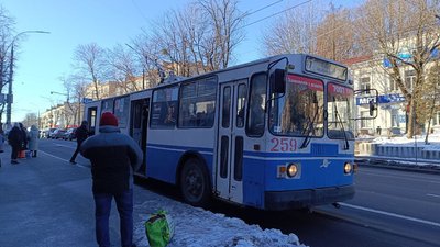 У Хмельницькому в тролейбусах змінять валідатори. Навіщо і як можна буде платити за проїзд