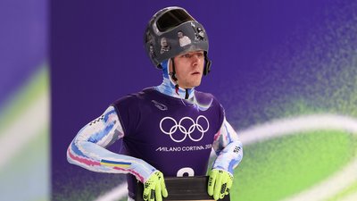Владислав Гераскевич у "шоломі пам'яті" під час тренування на Олімпіаді-2026