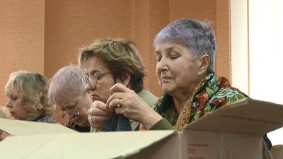 Теплі вітання з дому: у черкаському музеї плетуть шкарпетки для ЗСУ Теплі вітання з дому: у черкаському музеї плетуть шкарпетки для ЗСУ