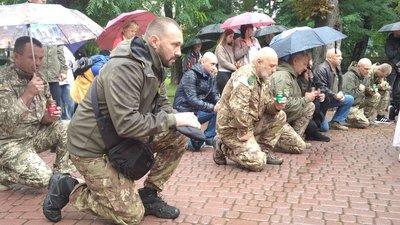 В Івано-Франківську урочистою ходою відкрили памятник загиблим героям України В Івано-Франківську урочистою ходою відкрили памятник загиблим героям України