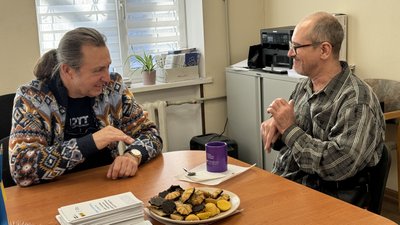 Перекладач жестової мови Володимир допомагає Сергію який не чує Краматорськ